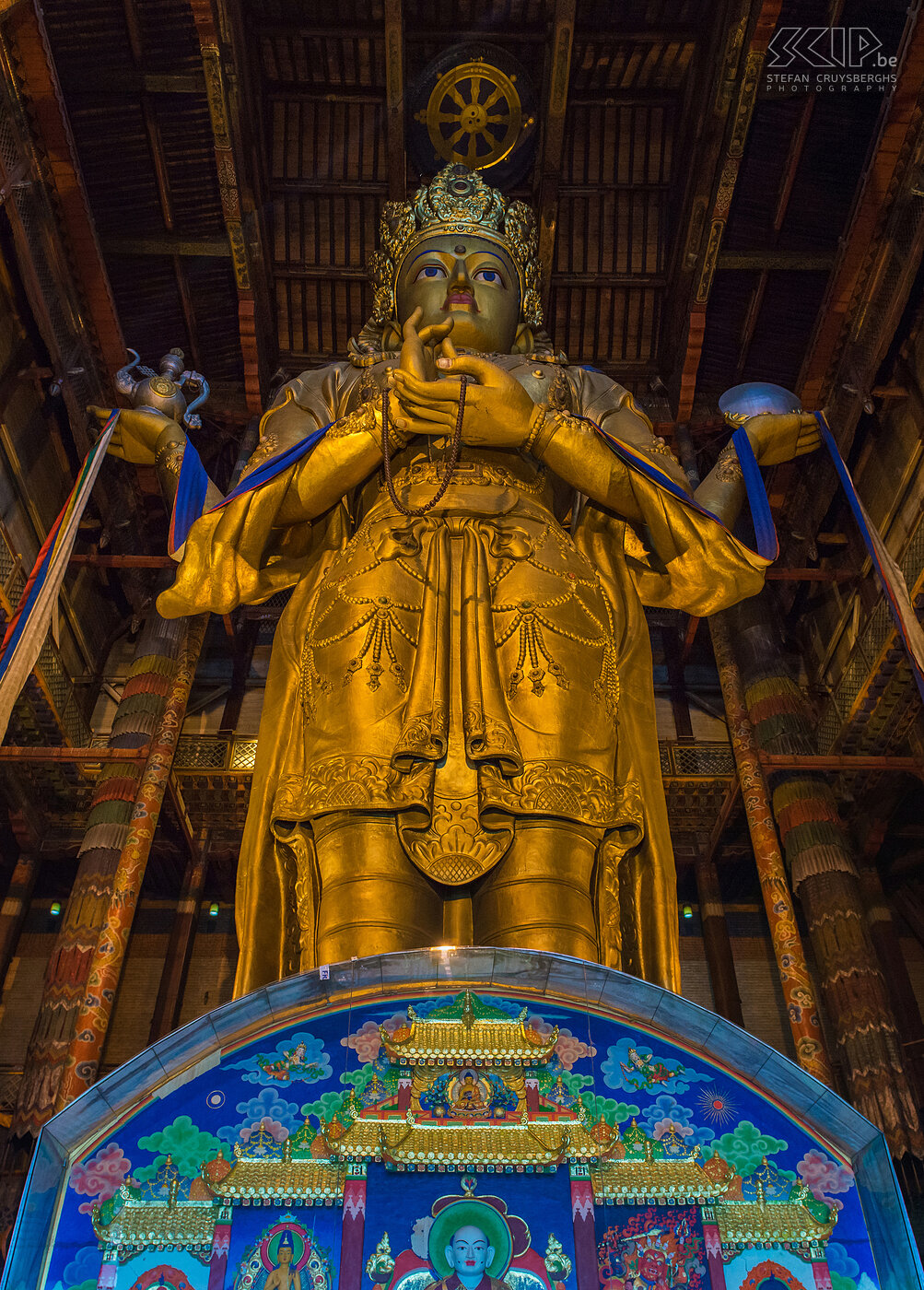 Ulaanbaatar - Gandan monastery - Statue The monastery features a 26.5-meter-high statue of Migjid Janraisig, a Buddhist bodhisattva also known as Avalokitesvara. This statue has been destroyed by the Russian communists in the ’30s but it has been rebuilt in 1996. Stefan Cruysberghs